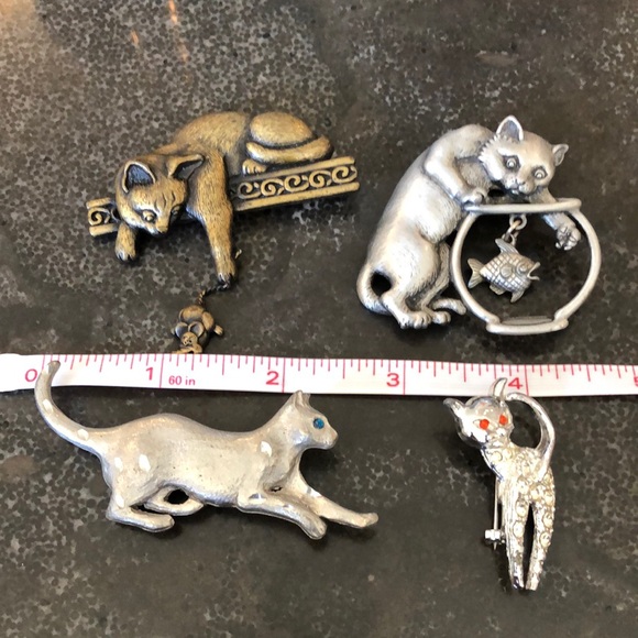 4 Silver tone cat brooches - Picture 9 of 10